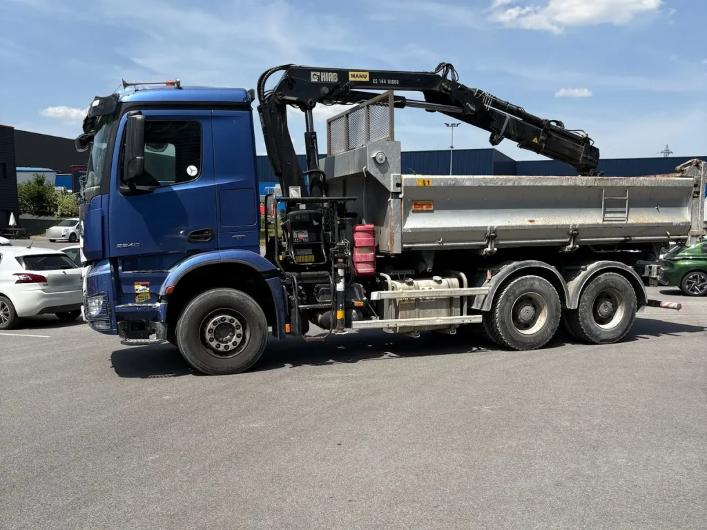 Grue auxiliaire Hiab du camion SMC Bat sur un chantier près de Reims
