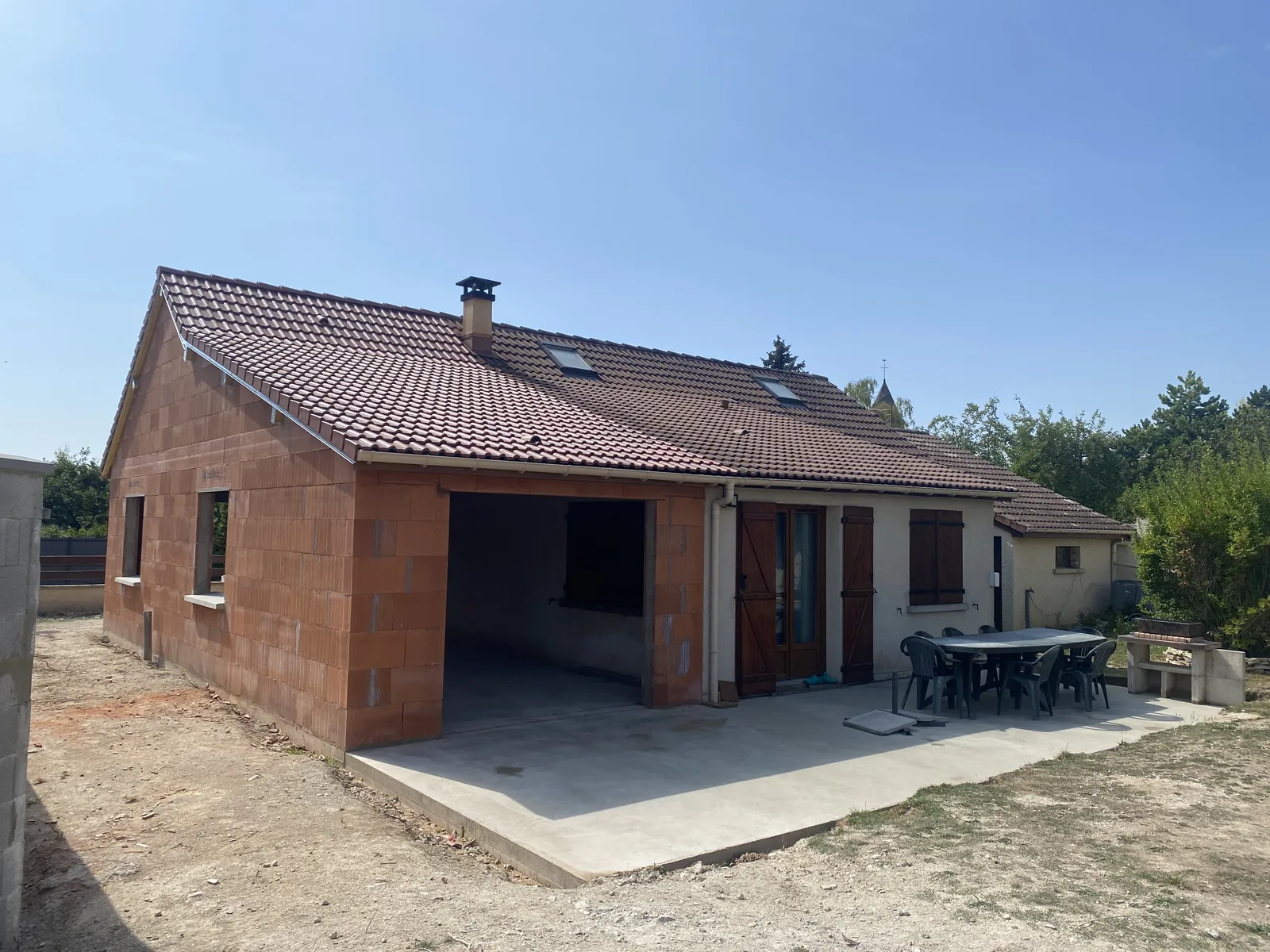 Extension en brique et terrasse béton réalisées par SMC Bat dans la Marne